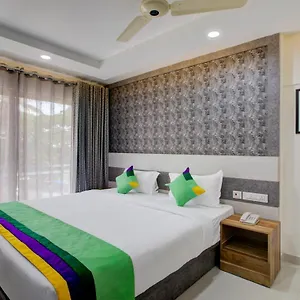 Hotel Treebo Shore Residency, 290 M From Lakeshore Hospital